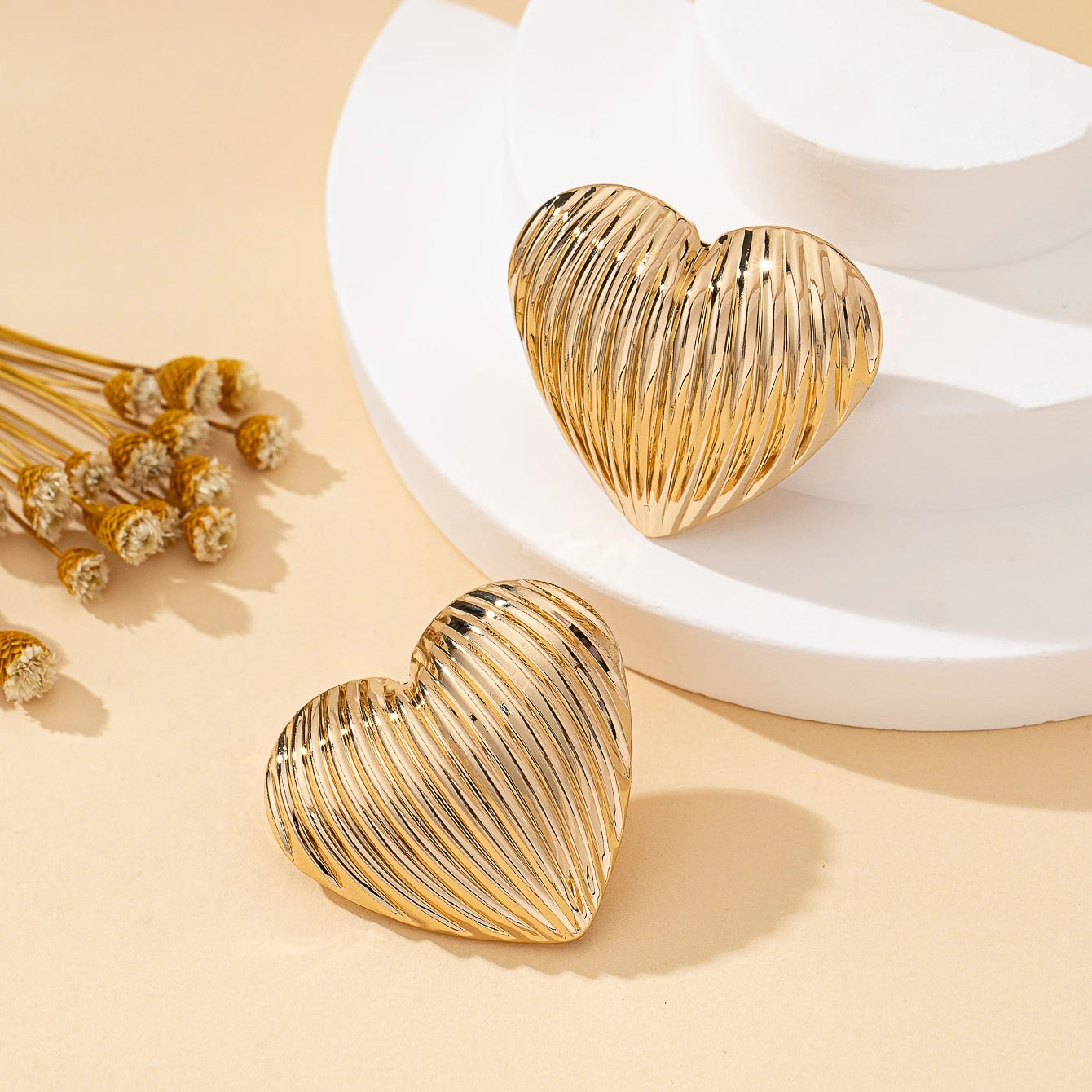 A Pair of Women's Stud Earrings, Matte Heart-Shaped Vertical Stripe Heart-Shaped Sweet and Simple Earrings, Suitable for Daily Wear and Valentine's Day Gifts