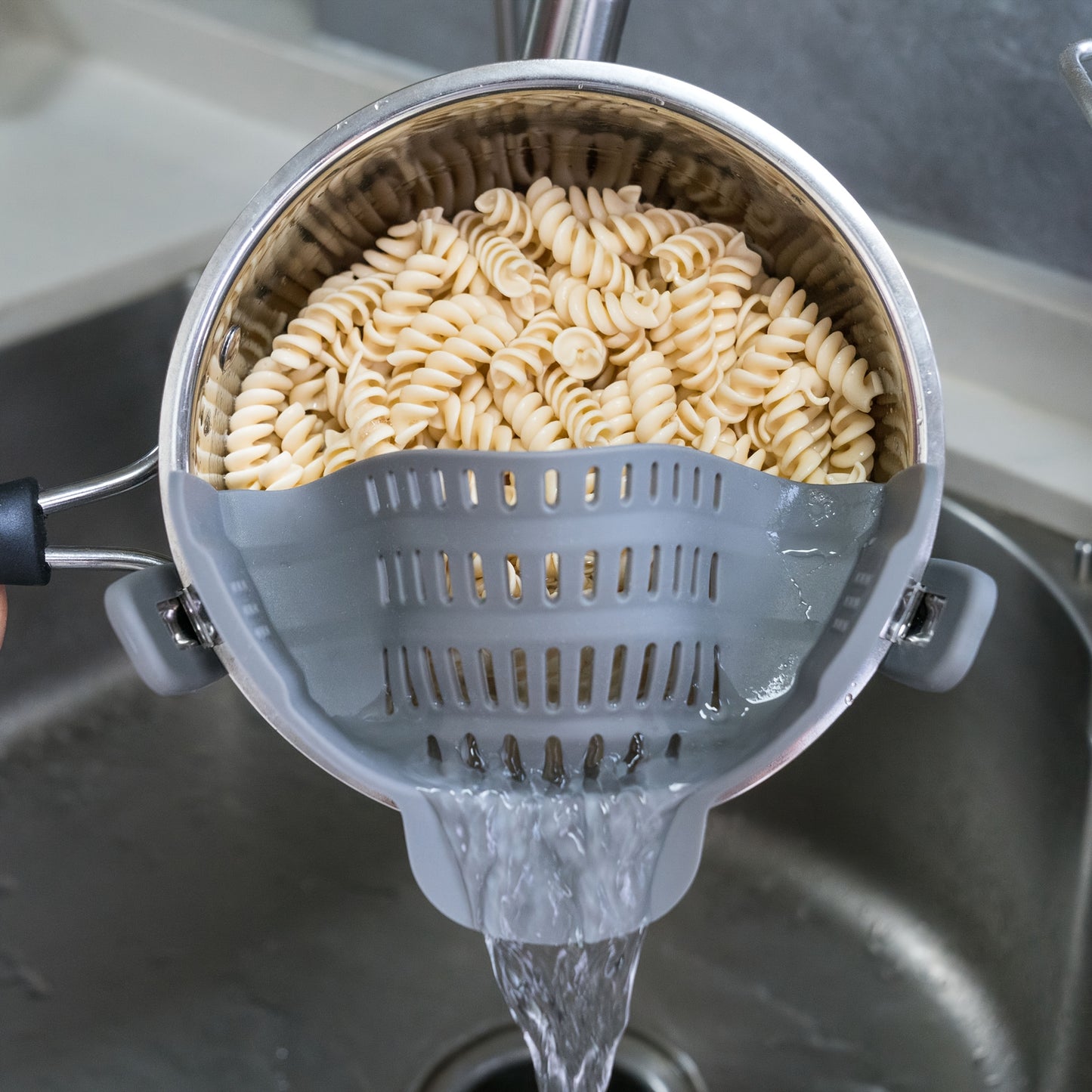 [Clip-On Strainer] 1pc ABERZEY Clip-On Strainer for Pots & Pans - Durable Plastic Kitchen Colander for Pasta, Meat, Vegetables, Fruits - Easy Drainage & Compact Design, Strainer for Pasta, Vegetable Preparation, Modern Kitche