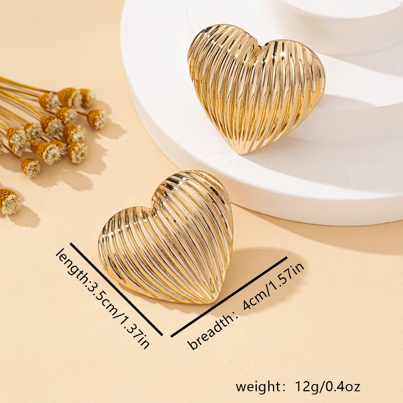 A Pair of Women's Stud Earrings, Matte Heart-Shaped Vertical Stripe Heart-Shaped Sweet and Simple Earrings, Suitable for Daily Wear and Valentine's Day Gifts