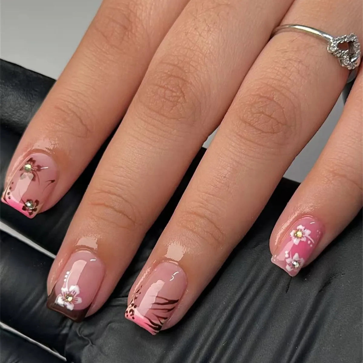 24Pcs Fairy White Flower Fake Nails Pink French Tip Press on Nails Short Square Wearable False Nail for Women Girls DIY Manicure