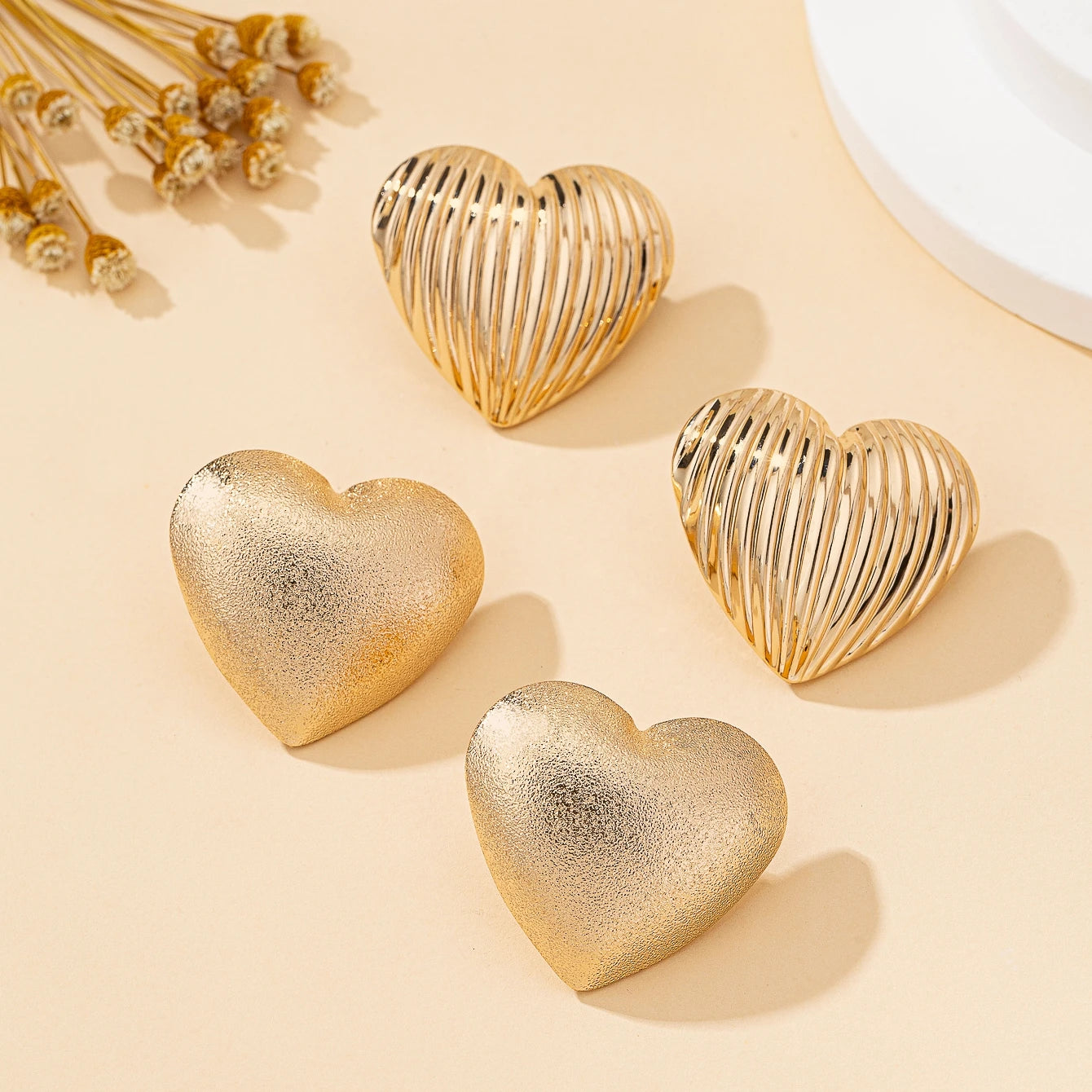 A Pair of Women's Stud Earrings, Matte Heart-Shaped Vertical Stripe Heart-Shaped Sweet and Simple Earrings, Suitable for Daily Wear and Valentine's Day Gifts