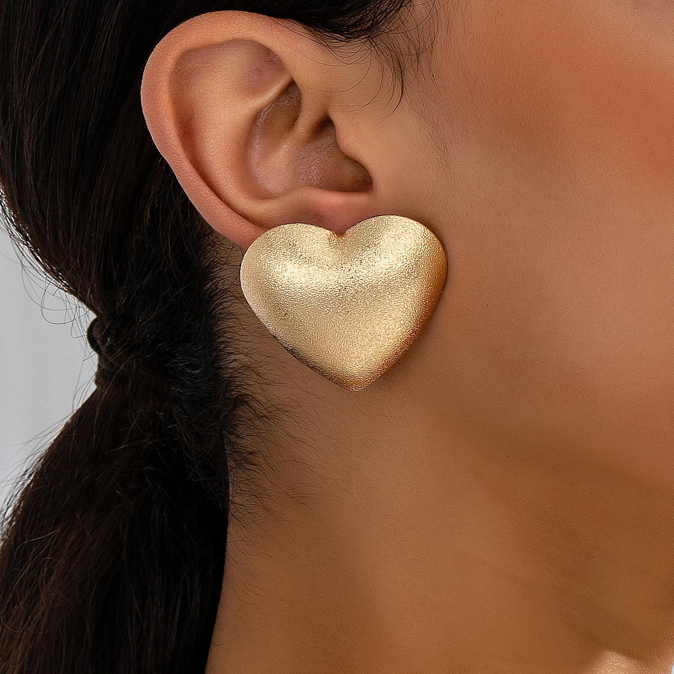 A Pair of Women's Stud Earrings, Matte Heart-Shaped Vertical Stripe Heart-Shaped Sweet and Simple Earrings, Suitable for Daily Wear and Valentine's Day Gifts