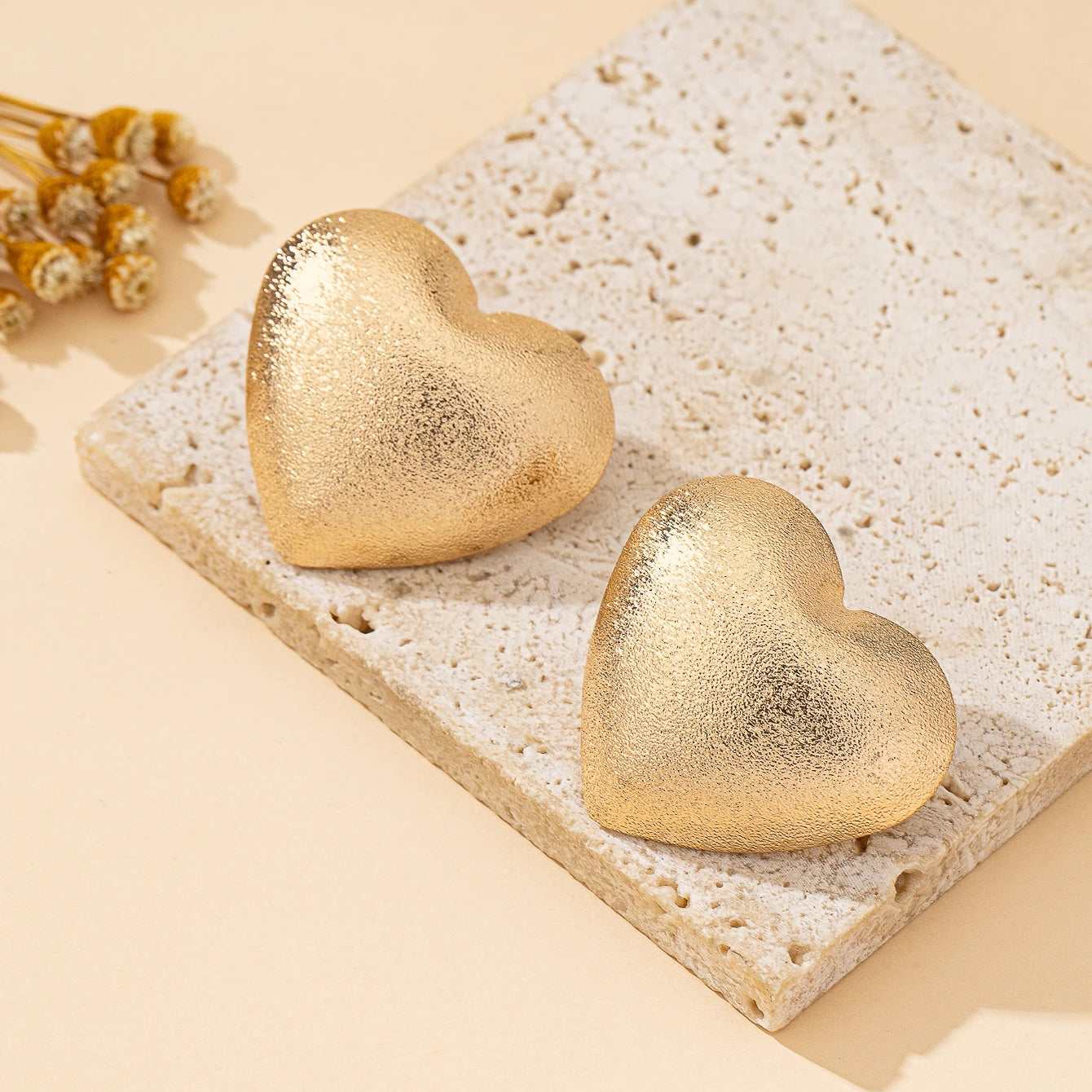 A Pair of Women's Stud Earrings, Matte Heart-Shaped Vertical Stripe Heart-Shaped Sweet and Simple Earrings, Suitable for Daily Wear and Valentine's Day Gifts