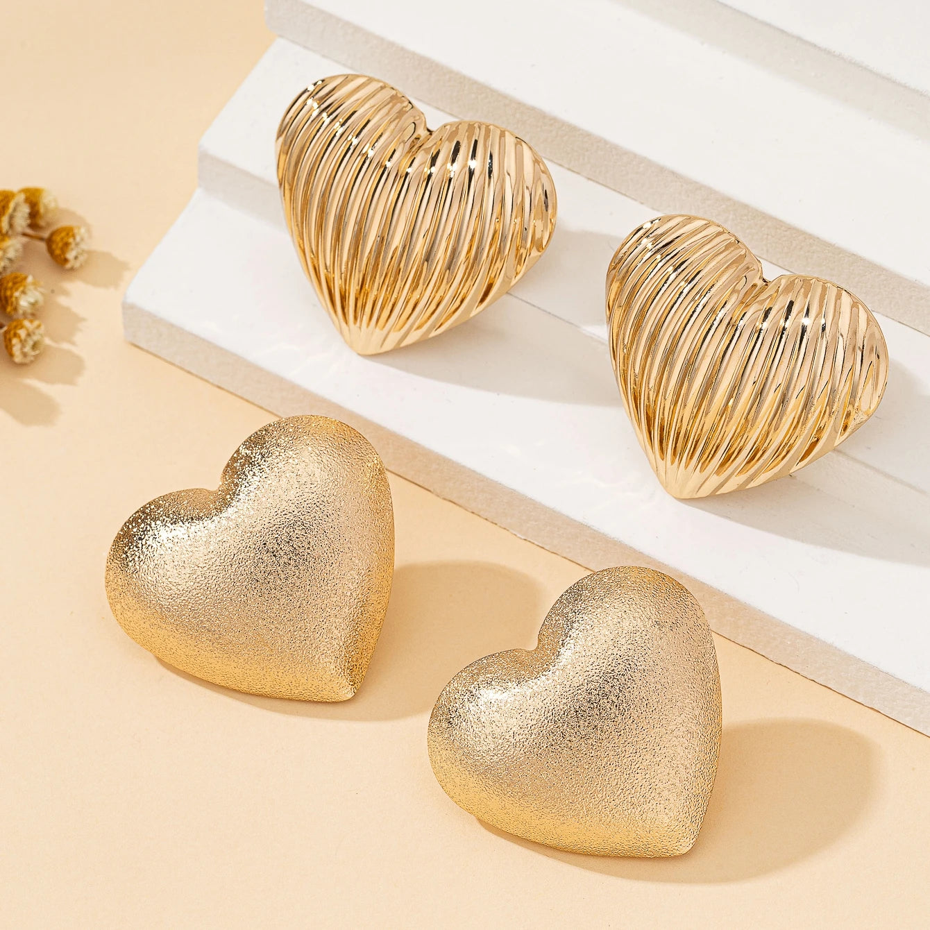 A Pair of Women's Stud Earrings, Matte Heart-Shaped Vertical Stripe Heart-Shaped Sweet and Simple Earrings, Suitable for Daily Wear and Valentine's Day Gifts